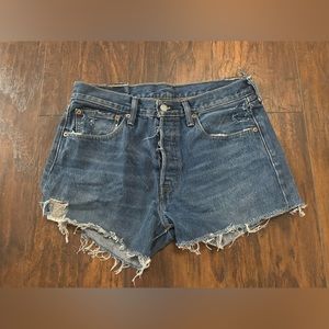 Dark wash Levi 501 shorts. W31 L32